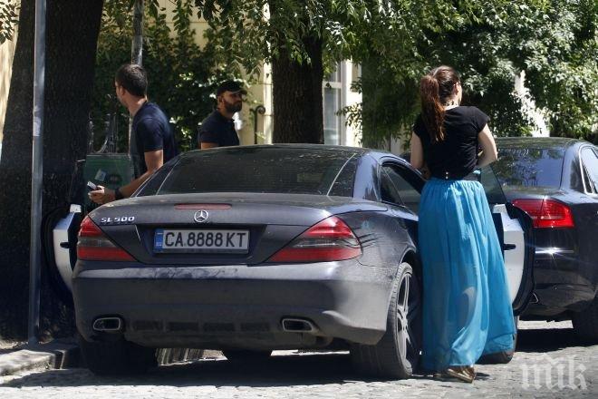 Само в ПИК! Мика Стоичкова с мистериозен млад мъж, който обикаля София с мерцедеса на баща й! Това ли е новото й гадже? (папарашки снимки)