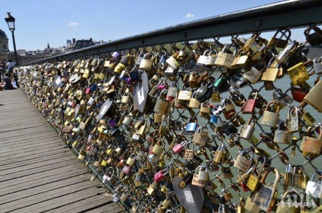 Властите в Париж към влюбените: Спрете да закачате катинари по мостовете, правете си селфита
