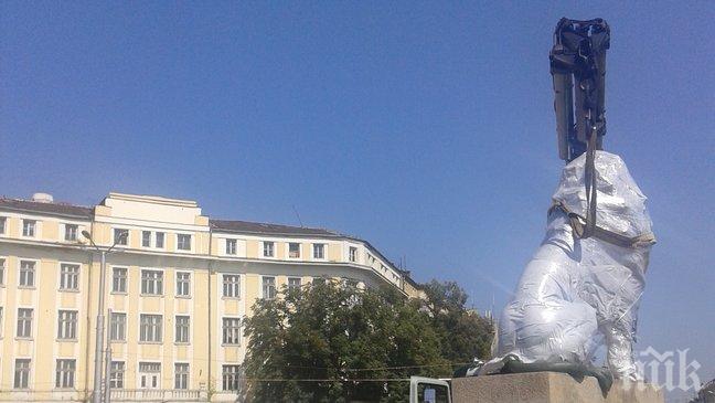 Върнаха две от фигурите на Лъвов мост