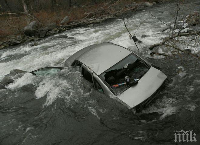 Пиян се хвърли с колата си в Бяла река