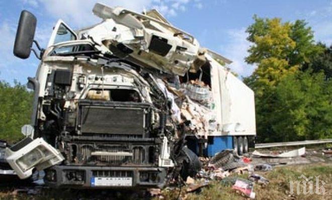 Ужасен инцидент на завой край Севлиево! Колоездач помага на шофьор на камион да смени гумата! Друг товарен автомобил ги помита! 