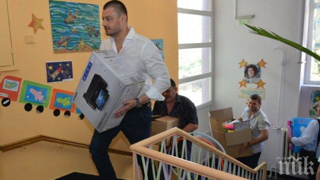 Бареков направи дарение на пострадали училище и детска градина в Аспарухово