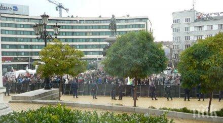 паднаха бариерите около властта