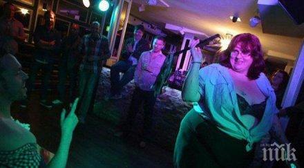 уникално 140 килограмова стриптийзьорка заработва близо 600 лева минути снимки