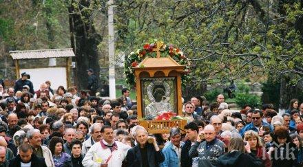 литийно шествие чудотворната икона богородица правят варна