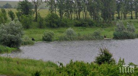 съпруг удави пране килим тръгнал спасява жена друг мъж помогнал