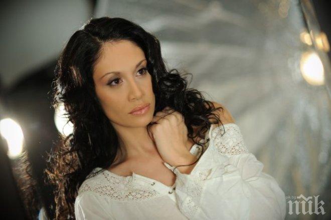 Мариана Попова драска по циците на фенките си (снимка)