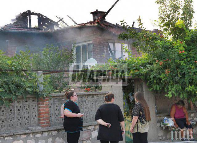 Прокоба! Свещ за Богородица изпепели къща (снимки)