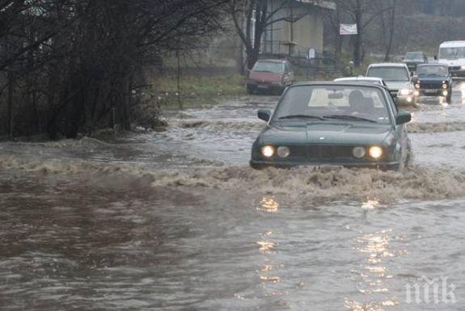 Пороен дъжд удави Сливен, има наводнени къщи и паднали дървета
