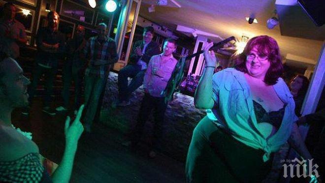 Уникално! 140-килограмова стриптийзьорка заработва близо 600 лева за 15 минути! (снимки)