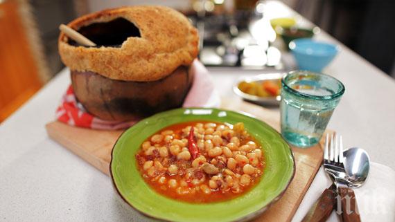 Боб за 1600 души готвят на Голяма Богородица край Благоевград