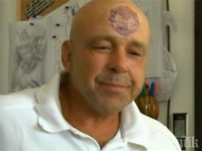 Култов свищовлия татуира логото на Манчестър Юнайтед на челото си в знак на протест