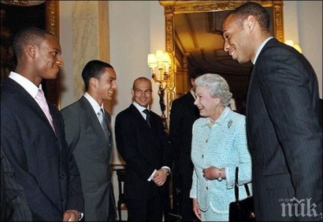 Елизабет II е от Арсенал - ето кои знаменитости подкрепят топотборите в Англия