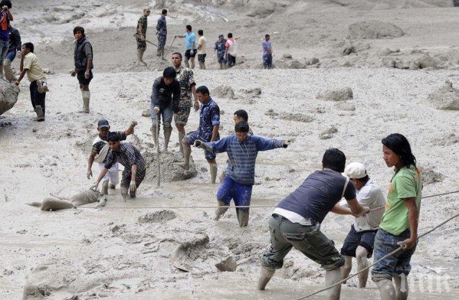 Наводнения и свлачища в Непал са отнели живота на най-малко 97 души