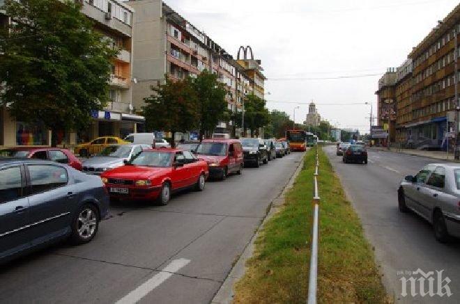 Вижте потресаващото задръстване на Аспарухов мост, което стигна до Катедралата (снимки)