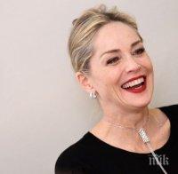 Шарън Стоун лъсна гола в мрежата! (снимка)
