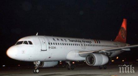 служители летище заспаха самолети кацат