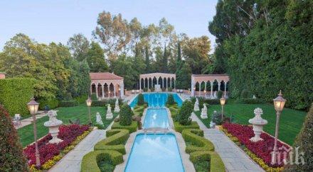 мъж паркира собствения басейн видео