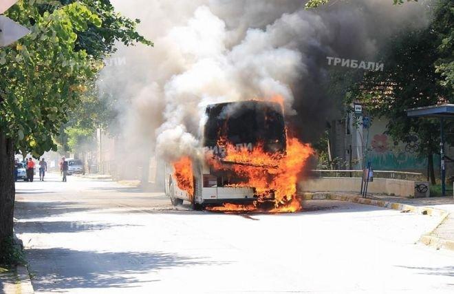 ИЗВЪНРЕДНО! Автобус се взриви в центъра на Враца (обновена + снимки)
