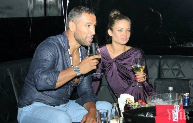 Софка учи Яна на Петко как се гледа бебе