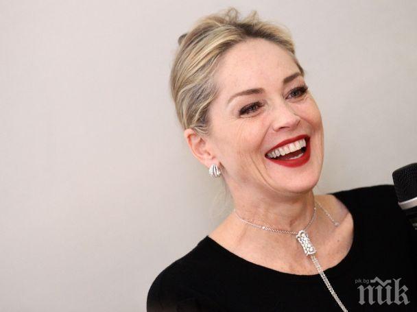 Шарън Стоун лъсна гола в мрежата! (снимка)
