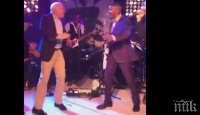 Велико! Сенатор Джон Маккейн прави танца на робота (видео)