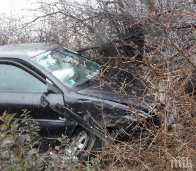 Бус предизвика тежка катастрофа край Поморие и избяга (снимка)