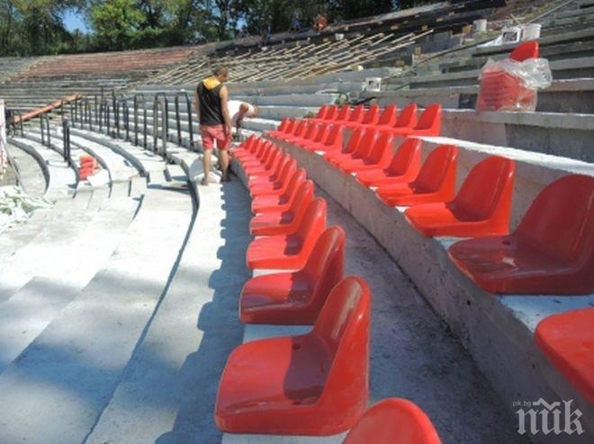 Започна монтирането на седалки в сектор Г (снимки)