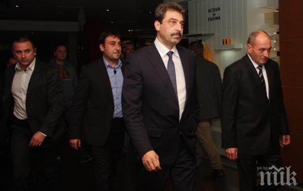 Скандал! Фейсбук изригна срещу псевдо-блогърка, която защитава Цветан Василев! Злополучният банкер се защитава с черен пиар и тролове!