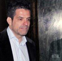 Брендо на море с д-р Енчев! Какво ли иска от пластичния хирург? (снимка)