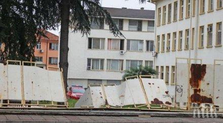 шофьорът заби оградата полицията объркал педалите