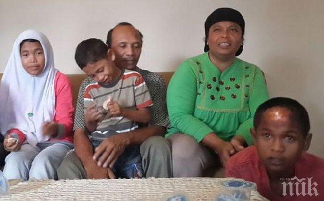 Индонезийско семейство, разделено от цунами, се събра след 10 години