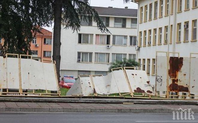 Шофьорът, който се заби в оградата на полицията, объркал педалите