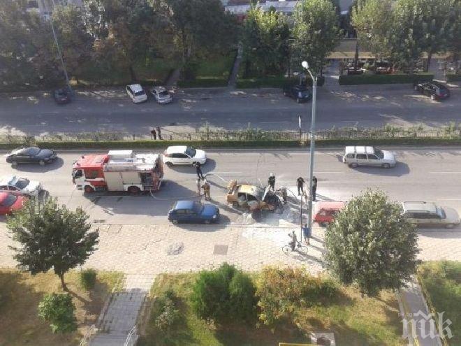 Такси избухна в пламъци в Пловдив, няма пострадали (снимки)

