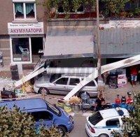 Лека кола се заби в магазин в Пловдив, като по чудо няма жертви! (снимка)