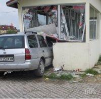 Кола се заби в магазин в Асеновград, продавачката в болница
