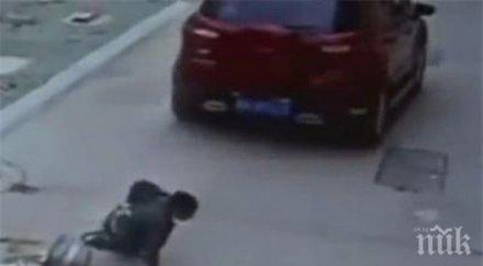 невероятно джип мина дете отърва ожулено коляно видео