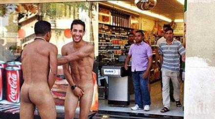 голи италиански туристи предизвикаха каталунците протест снимка