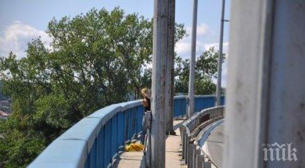 мистериозна блондинка разхожда неориентирано аспаруховия мост