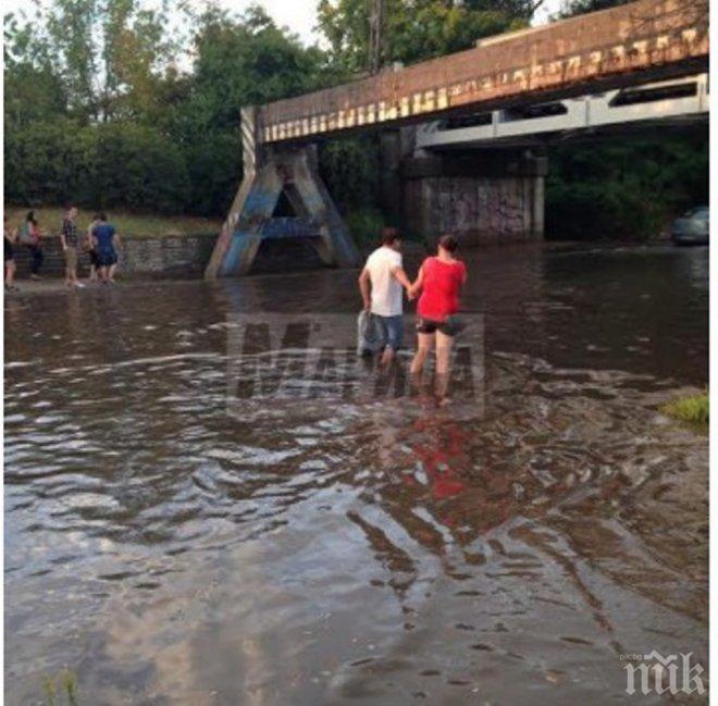 Воден ад: Коли потънаха под жп моста в Пловдив (снимки) 