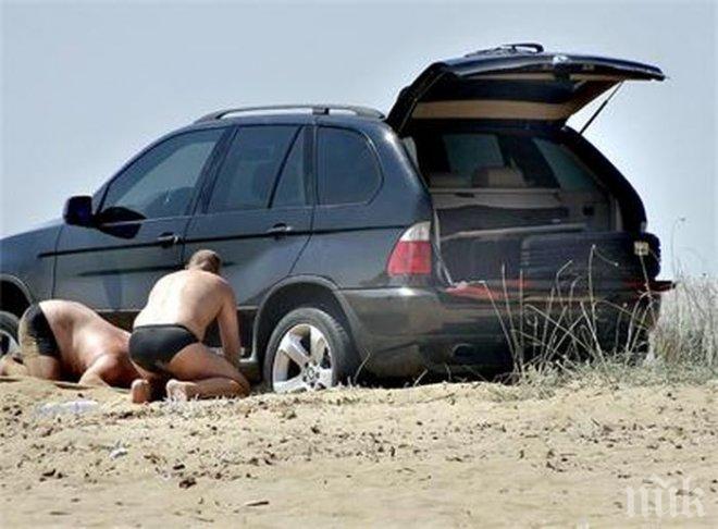 Баровци затънаха с лъскав джип в пясъка на плажа