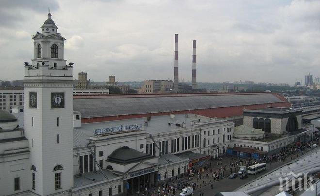 Над 800 човека са евакуирани от ЖП гарата в Киев след сигнал за бомби