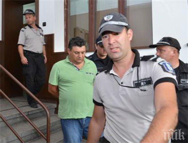 Кметът на Куклен и бизнесдамата, дала му рушвет, остават зад решетките