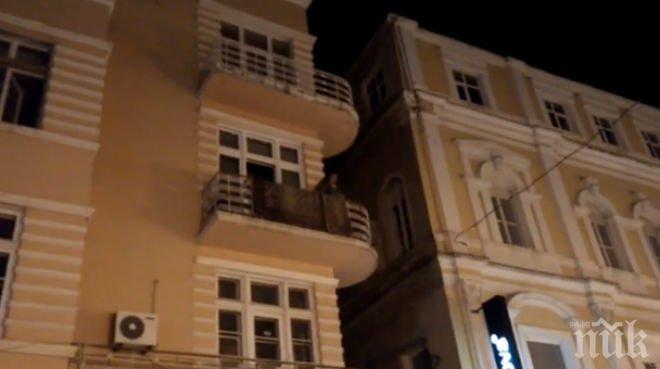 Жена изтупа невъзмутимо килима си върху минувачите в центъра на Пловдив (видео)