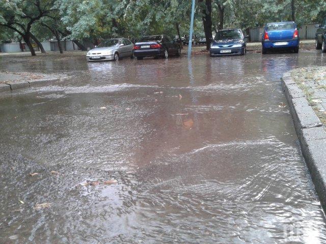 Половин Пловдив е без ток след страшната буря, няма телефони, улиците станаха реки (снимки)