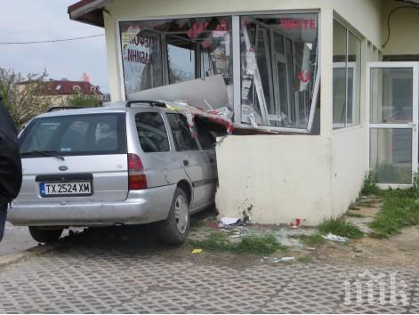 Кола се заби в магазин в Асеновград, продавачката в болница
