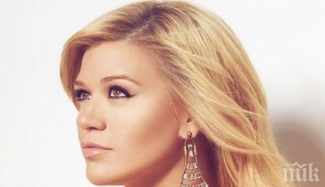 Неузнаваема! Вижте Кели Кларксън след раждането (снимка)