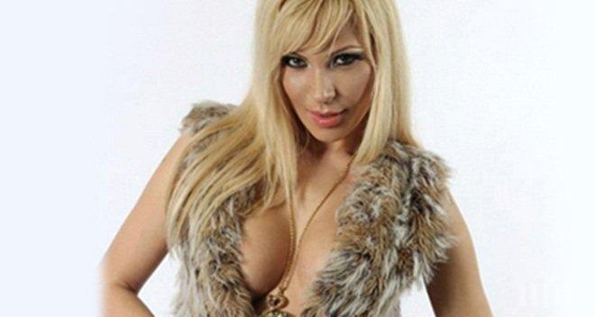 Горещо! Фолк дива лъсна гола във ваната (снимка)
