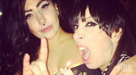 лейди гага танцува бельо тъпчат пари сутиена