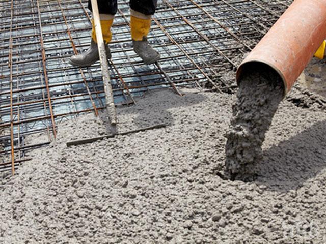 Ужас! Кофа с бетон падна върху семейство с бебе в Сандански